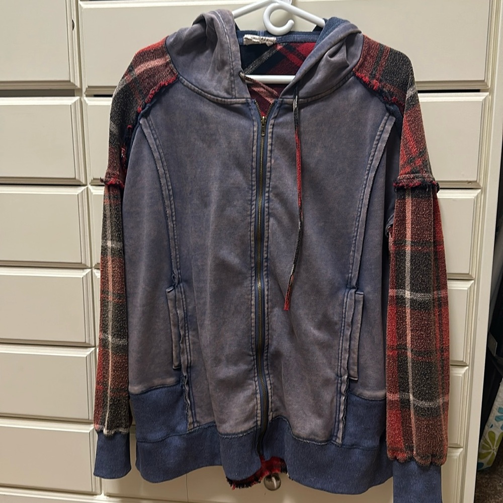 Zip up hoodie, super cute.
Size S/M